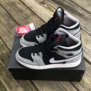 Nike -Jordan 1 Mid SE Elephant Toe Women’s 8/ Youth 6.5- LIKE NEW